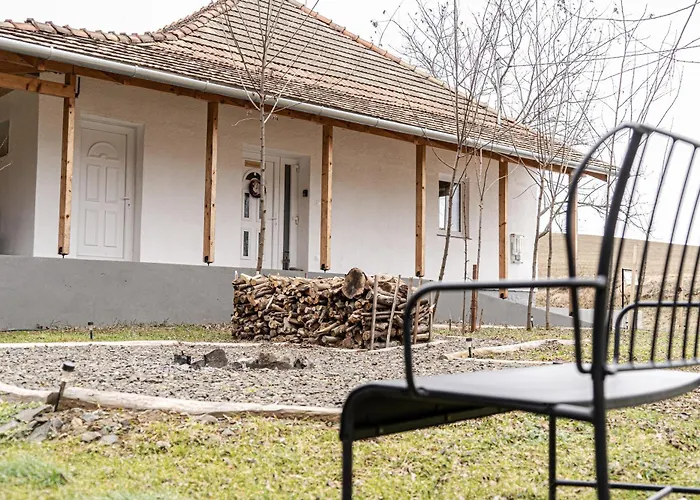 Csücsök - Franciska Lak Daire Szanda